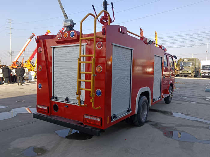5噸消防灑水車廠家_商業(yè)區(qū)倉(cāng)庫(kù)消防車_1.5-3.5噸水罐消防車現(xiàn)車價(jià)格