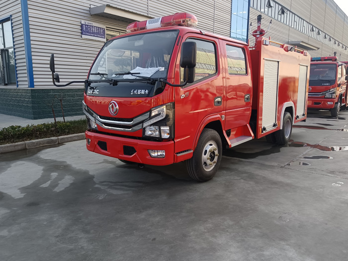 5噸消防灑水車多少錢_油庫貨場港口碼頭消防車_2.5-5噸泡沫消防車現(xiàn)車報價