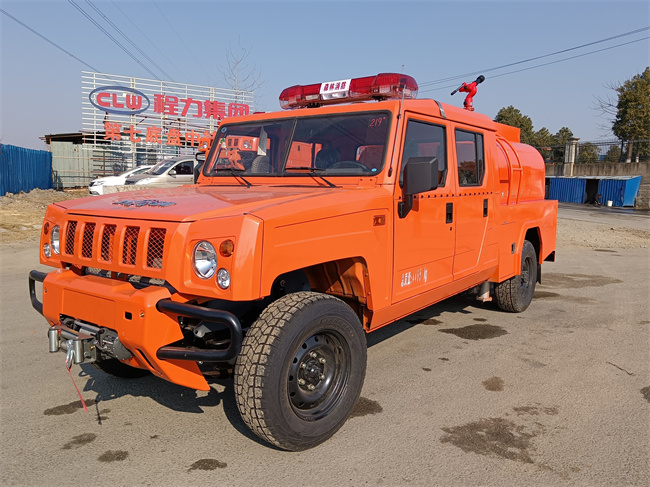 森林巡邏消防車_越野消防灑水車_內(nèi)蒙古遼寧_山區(qū)林場草原消防救火車_越野四驅(qū)運(yùn)兵突擊消防車
