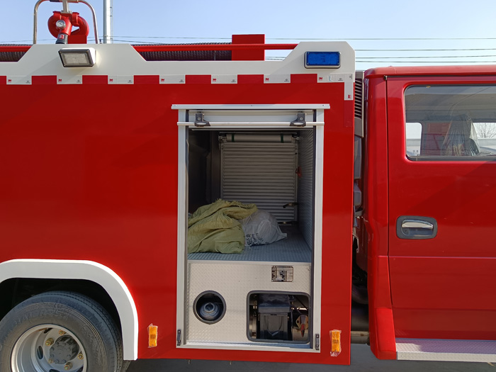 5噸消防灑水車多少錢_油庫貨場港口碼頭消防車_2.5-5噸泡沫消防車現(xiàn)車報價