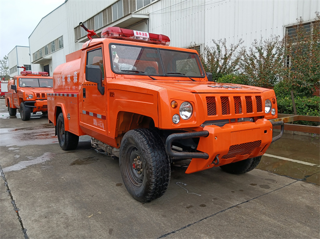 森林巡邏消防車_越野消防灑水車_內(nèi)蒙古遼寧_山區(qū)林場草原消防救火車_越野四驅(qū)運(yùn)兵突擊消防車
