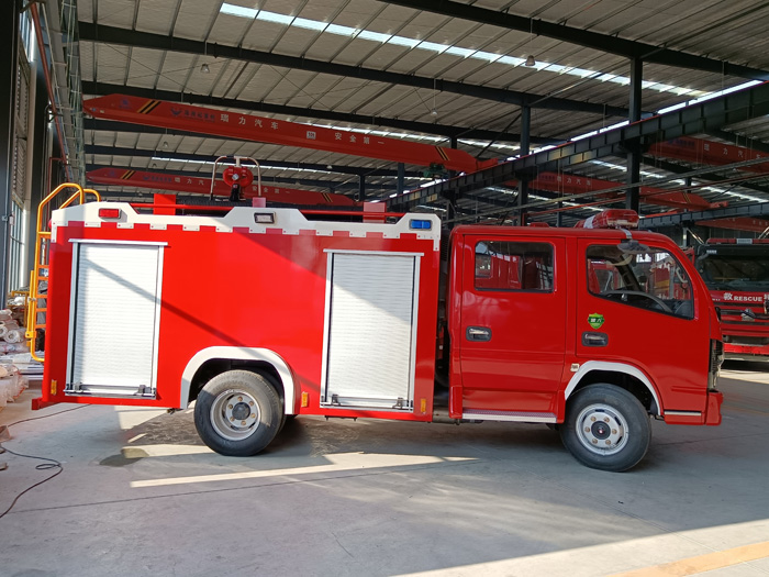 5噸消防灑水車廠家_商業(yè)區(qū)倉庫消防車_2.5-5噸泡沫消防車現(xiàn)車報價